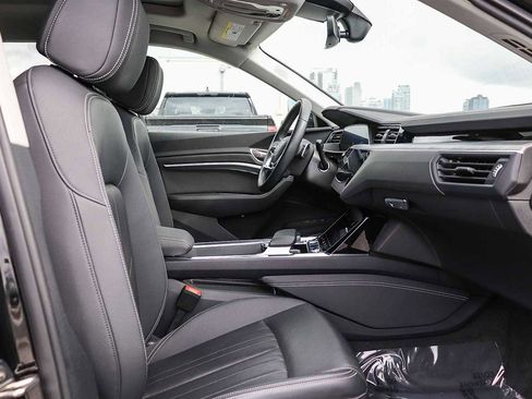 Used 2024 Audi Q8 e-tron Premium Plus image 23