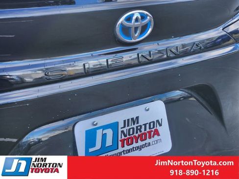 Used 2023 Toyota Sienna XLE Woodland Edition image 12