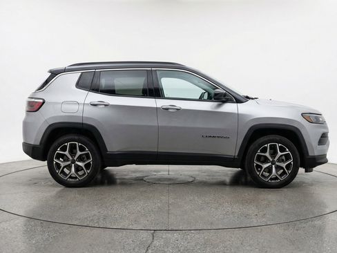 Used 2025 Jeep Compass Limited image 11