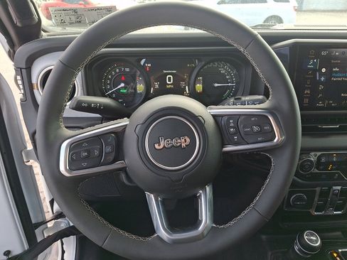 Used 2025 Jeep Wrangler Unlimited Sahara w/ Safety Group image 18