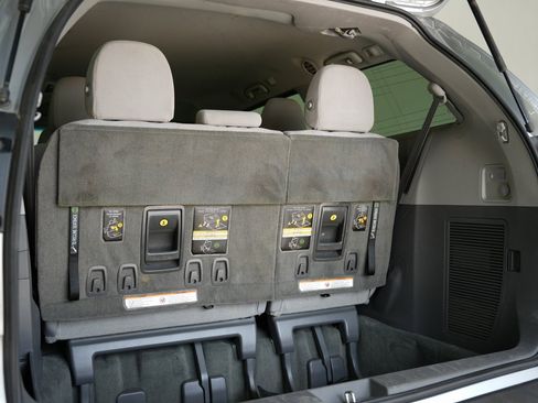 Used 2015 Toyota Sienna L image 32