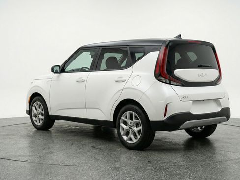 Used 2025 Kia Soul LX w/ LX Technology Package FWD image 6