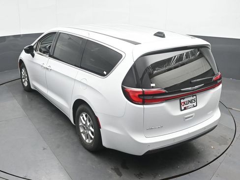 Used 2024 Chrysler Pacifica Touring-L FWD image 37