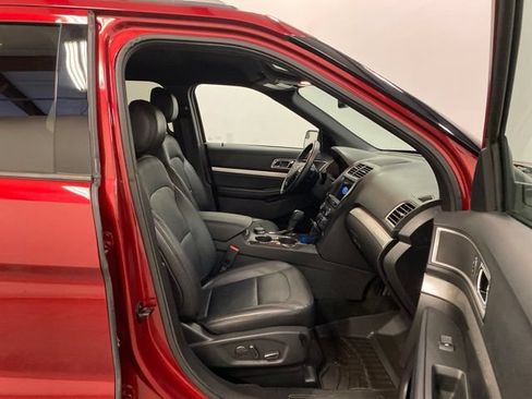 Used 2017 Ford Explorer XLT w/ Equipment Group 202A AWD/4WD image 23