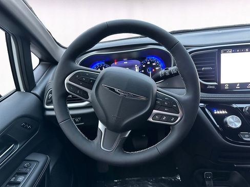 New 2026 Chrysler Pacifica Select image 12