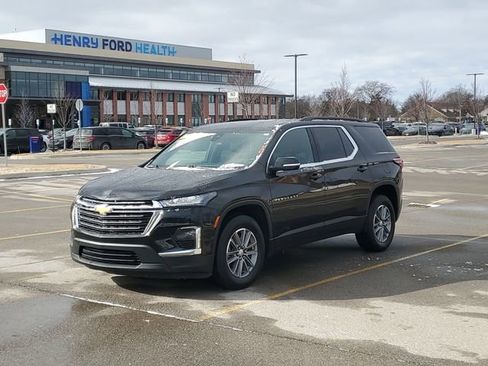 Used 2022 Chevrolet Traverse LT image 2