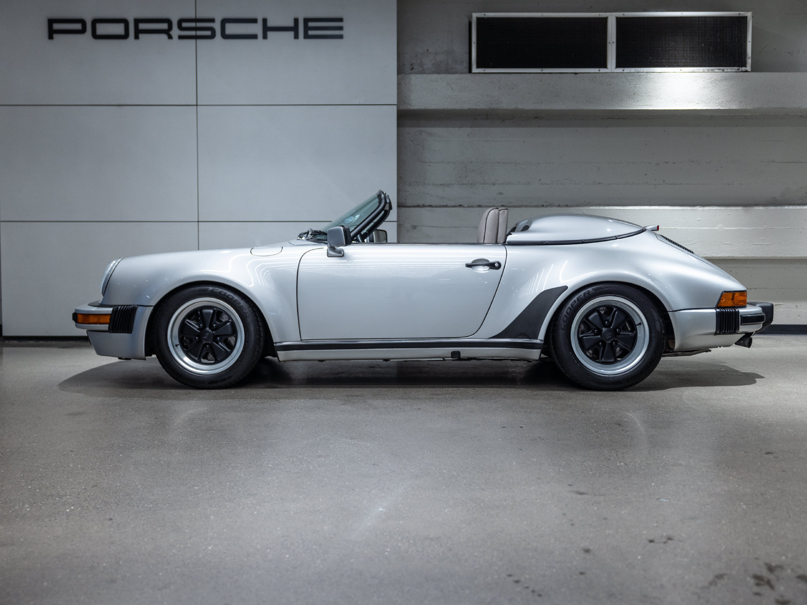 Used 1989 Porsche 911 Speedster RWD image 2