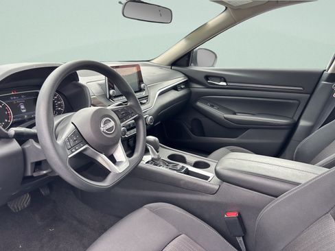 Used 2025 Nissan Altima 2.5 SV FWD image 12