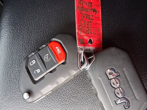 Used 2023 Jeep Gladiator Willys image 19