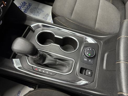 Used 2021 Chevrolet Traverse LT image 4