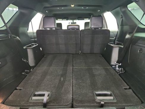 Used 2018 Ford Explorer XLT w/ Equipment Group 202A AWD/4WD image 29