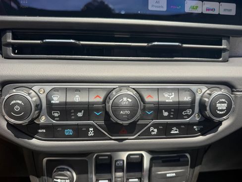 Used 2025 Jeep Wrangler Unlimited Sahara w/ Safety Group AWD/4WD image 18