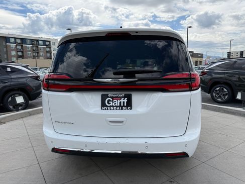 Used 2024 Chrysler Pacifica Touring-L FWD image 5