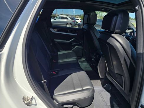 Used 2024 Porsche Cayenne AWD/4WD image 17
