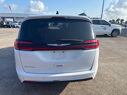 Used 2024 Chrysler Pacifica Touring-L FWD image 6
