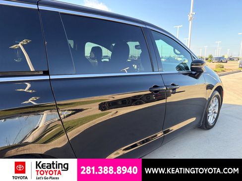 Used 2025 Chrysler Pacifica Select FWD image 2