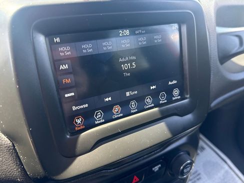 Used 2018 Jeep Renegade Altitude AWD/4WD image 38
