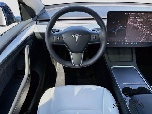 Used 2023 Tesla Model Y Long Range AWD/4WD image 29