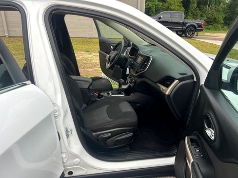 Used 2018 Jeep Cherokee Latitude w/ Mobile Office Group image 12