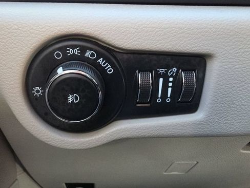 Used 2023 Chrysler Pacifica Touring-L FWD image 17