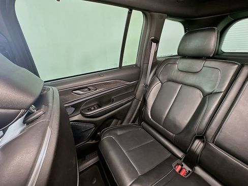 Used 2022 Jeep Grand Cherokee Overland w/ Luxury Tech Group IV AWD/4WD image 12