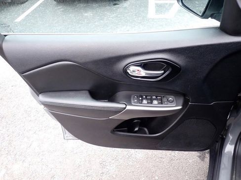 Used 2021 Jeep Cherokee Latitude Plus w/ Mopar Interior Package image 20