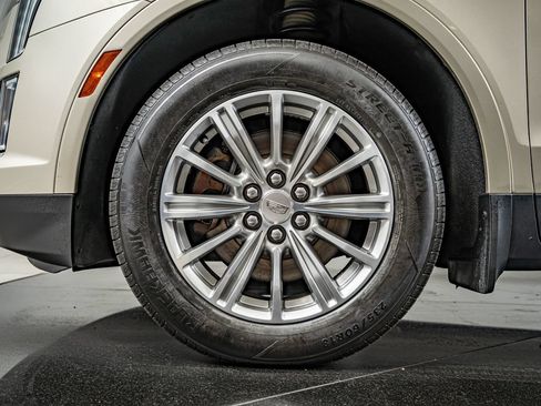 Used 2017 Cadillac XT5 Luxury w/ Driver Awareness Package FWD image 10