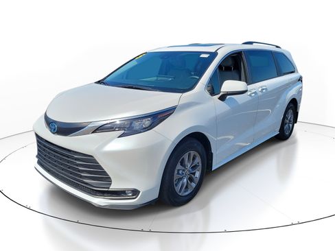 Used 2025 Toyota Sienna XLE FWD image 3