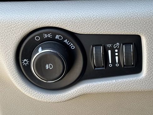 Used 2024 Chrysler Pacifica Touring-L image 21