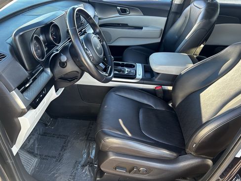 Used 2024 Kia Carnival LX image 18