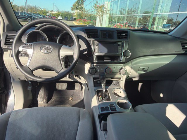 Used 2013 Toyota Highlander FWD w/ Cold Weather Pkg image 21