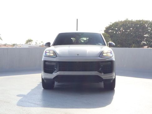 Certified 2025 Porsche Cayenne Turbo w/ Technology Package AWD/4WD image 6