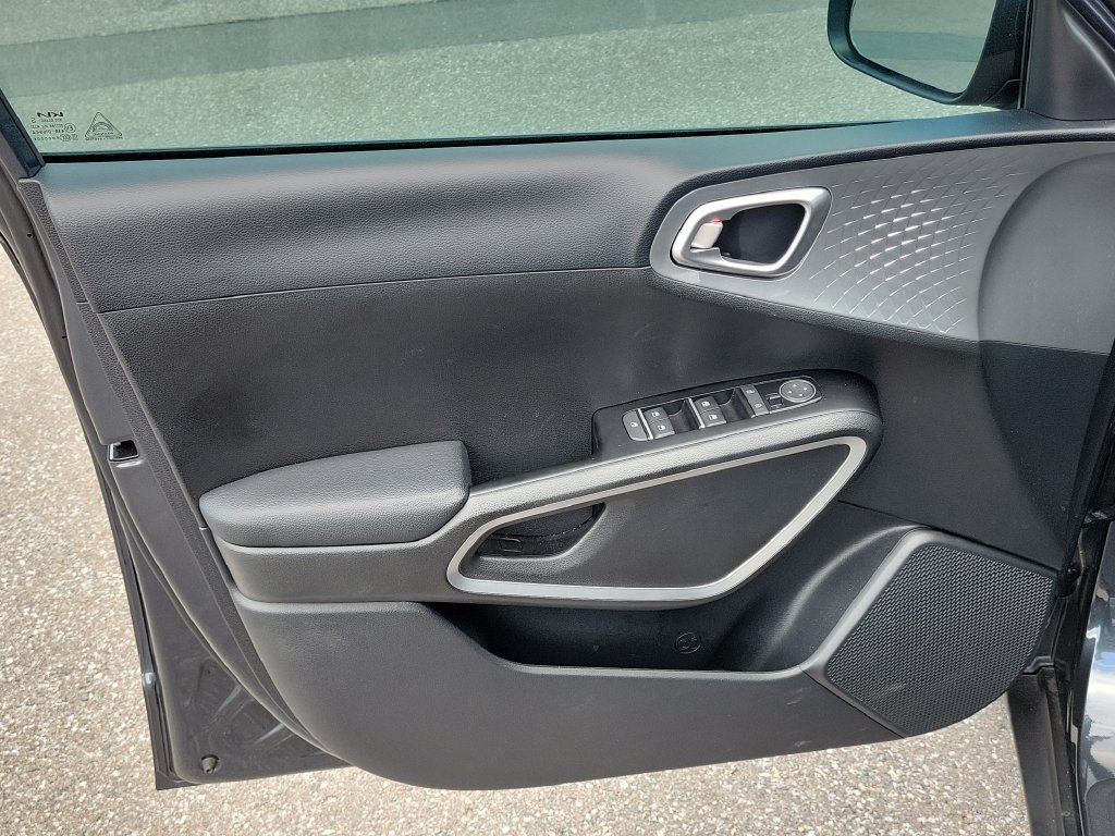 Used 2025 Kia Soul LX w/ LX Technology Package FWD image 16