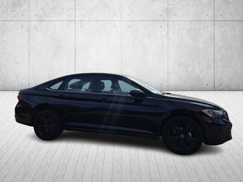 Used 2023 Volkswagen Jetta SE w/ Panoramic Sunroof Package image 3