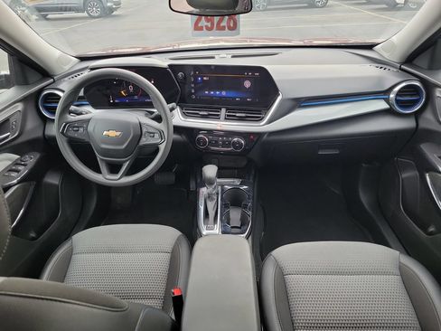 Used 2025 Chevrolet Trax LT FWD image 12