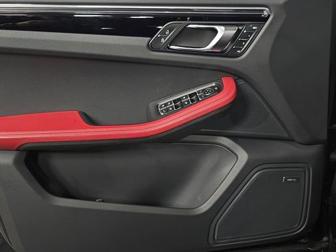 Used 2025 Porsche Macan image 22