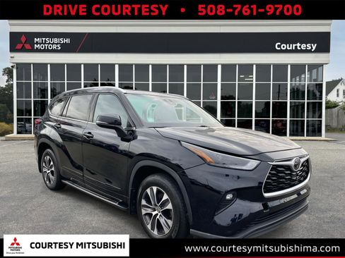 Used 2022 Toyota Highlander XLE image 1