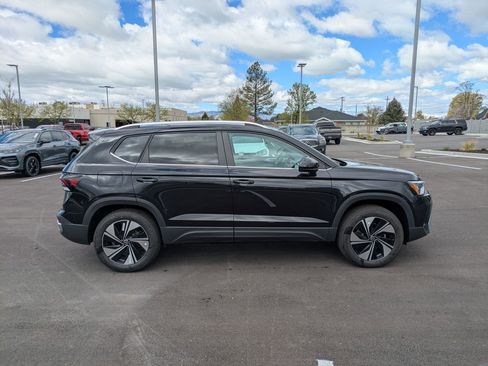 New 2026 Volkswagen Taos SE image 2