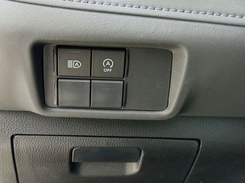 Certified 2023 Toyota Highlander FWD image 10