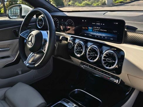 Used 2025 Mercedes-Benz CLA 250 image 11