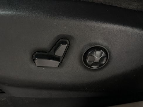 Used 2018 Chrysler Pacifica Touring-L FWD image 17