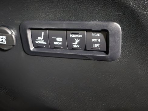 Used 2020 Chrysler Pacifica Limited image 58