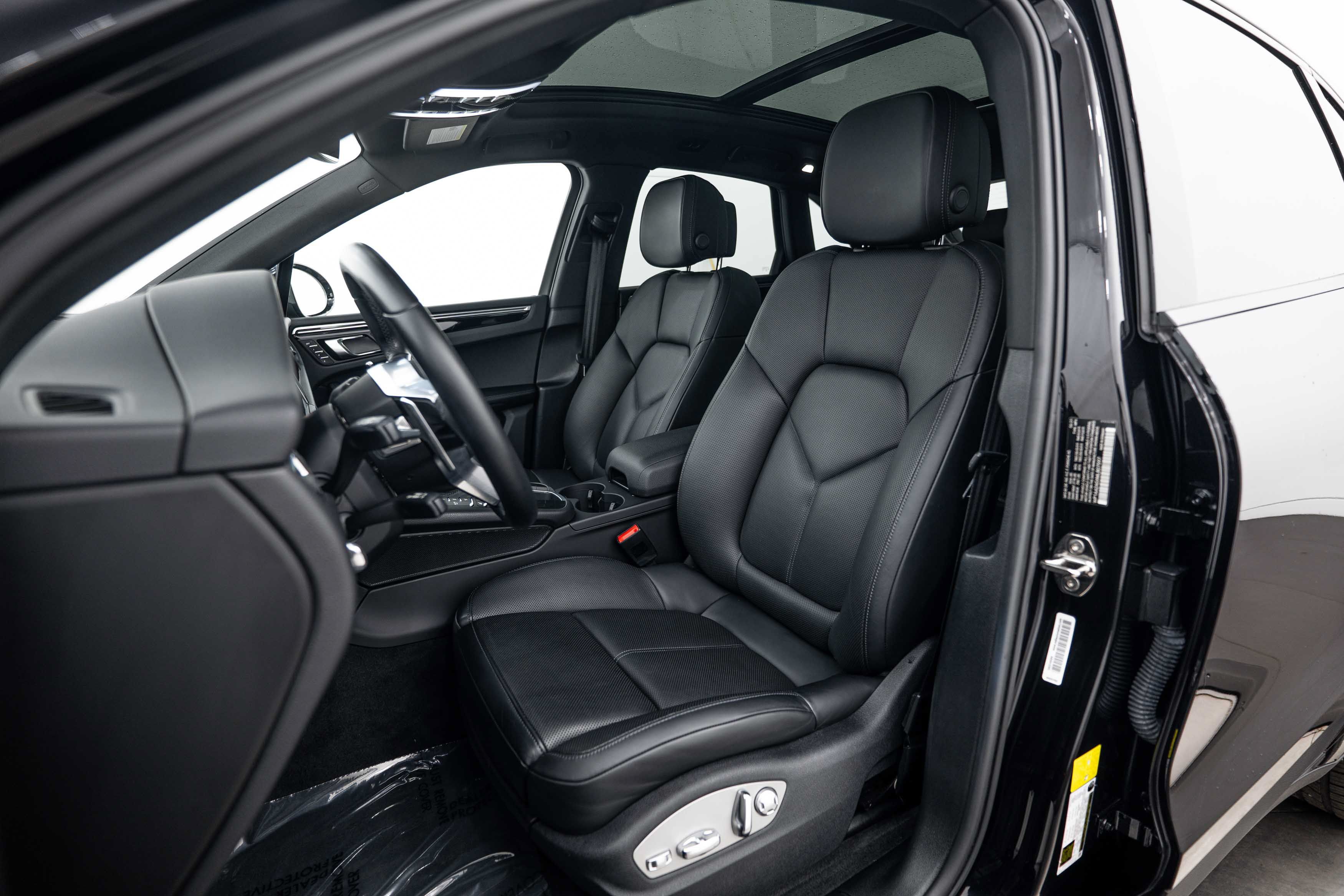 Certified 2021 Porsche Macan AWD/4WD image 5