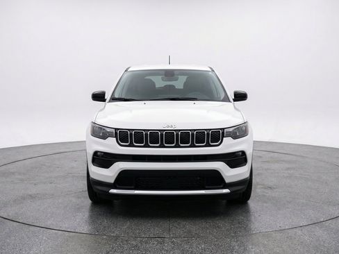 Used 2025 Jeep Compass Latitude AWD/4WD image 2