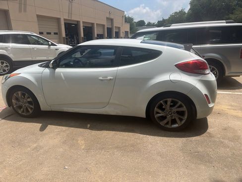 Used 2016 Hyundai Veloster FWD image 7