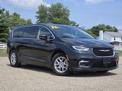 Used 2023 Chrysler Pacifica Touring-L