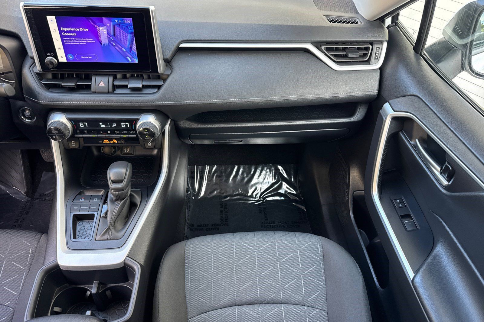 Used 2025 Toyota RAV4 XLE FWD image 31