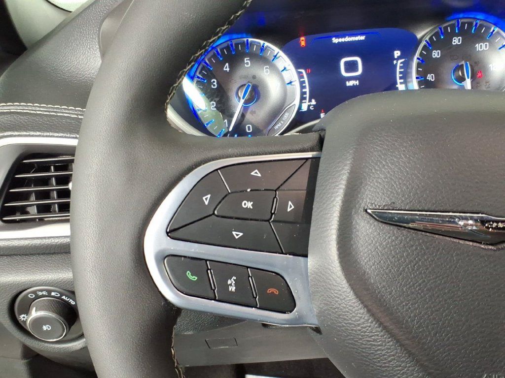 Used 2025 Chrysler Pacifica Select w/ Uconnect Theater Family Group FWD image 16
