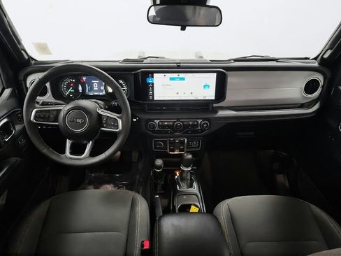 Used 2025 Jeep Wrangler Unlimited Sahara AWD/4WD image 17