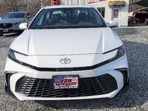 Used 2025 Toyota Camry SE w/ Convenience Package image 2